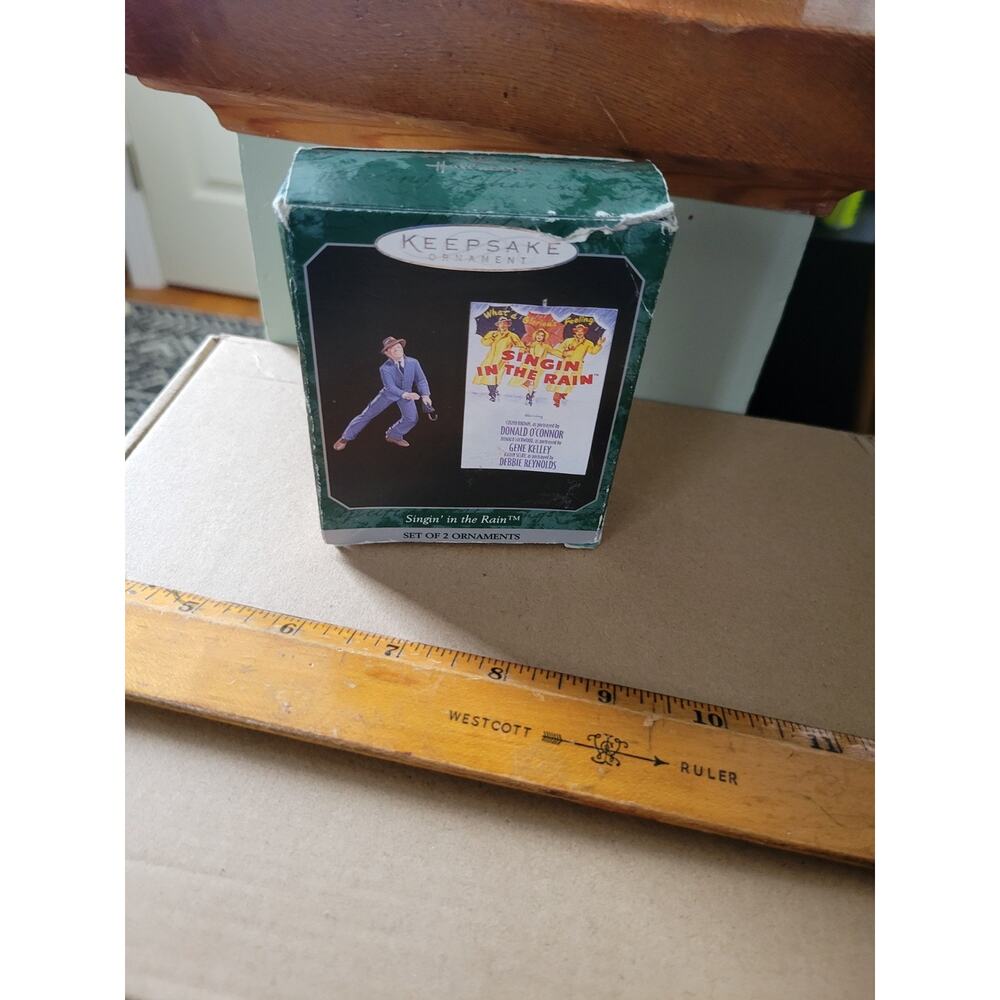 Vintage Hallmark singin' Singing in the Rain Ornament 1998 Gene Kelley set 2 - Picture 9 of 9